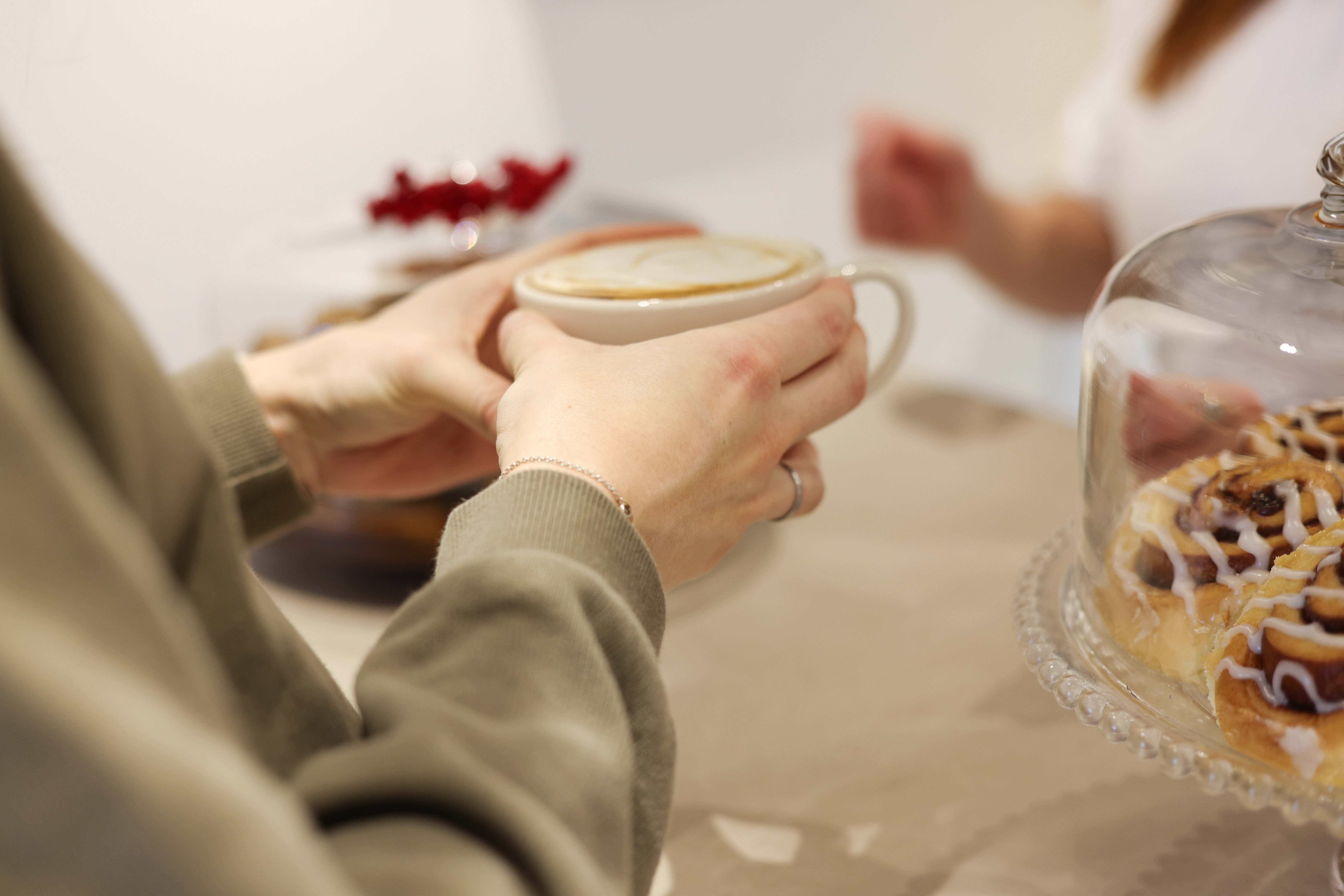 Un café latte avec des brioches