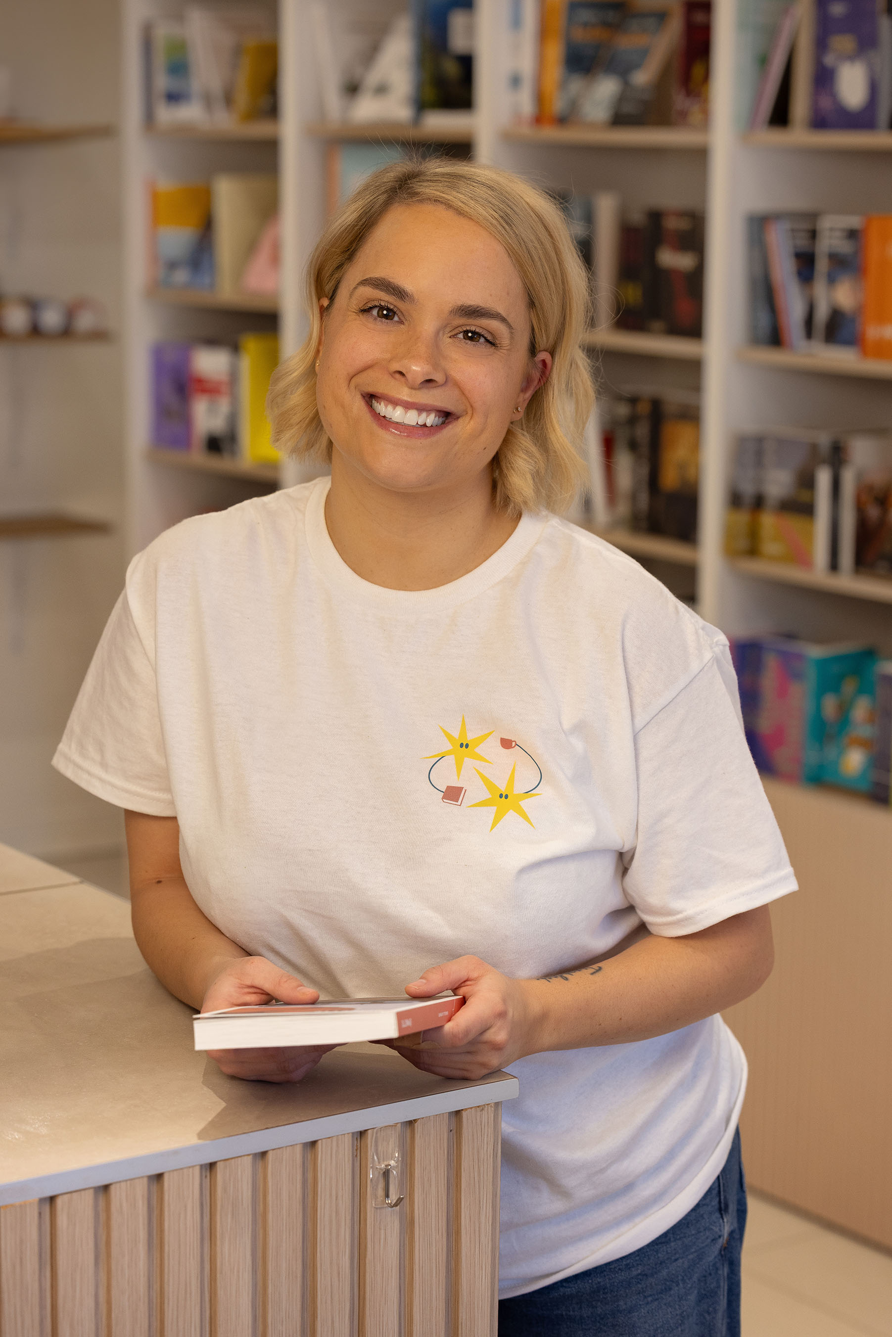 Une libraire avec un roman dans un café librairie de quartier