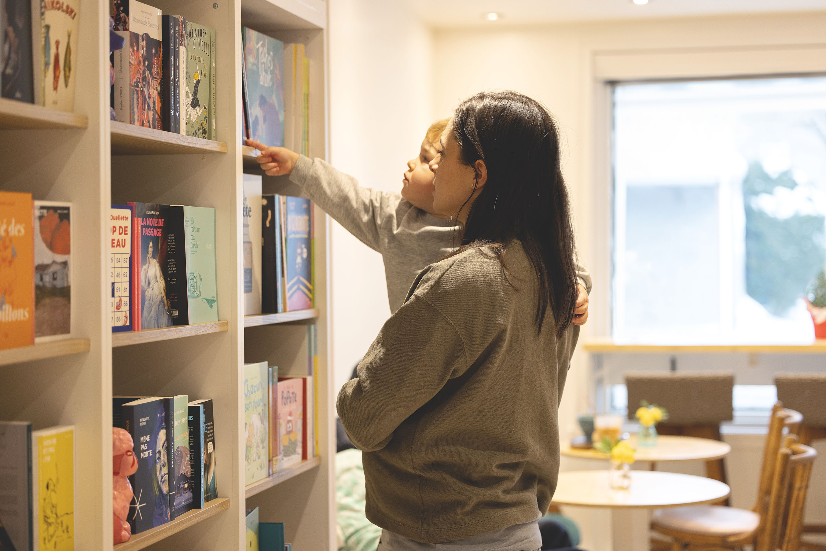 Bambin qui choisit un livre dans la bibliothèque