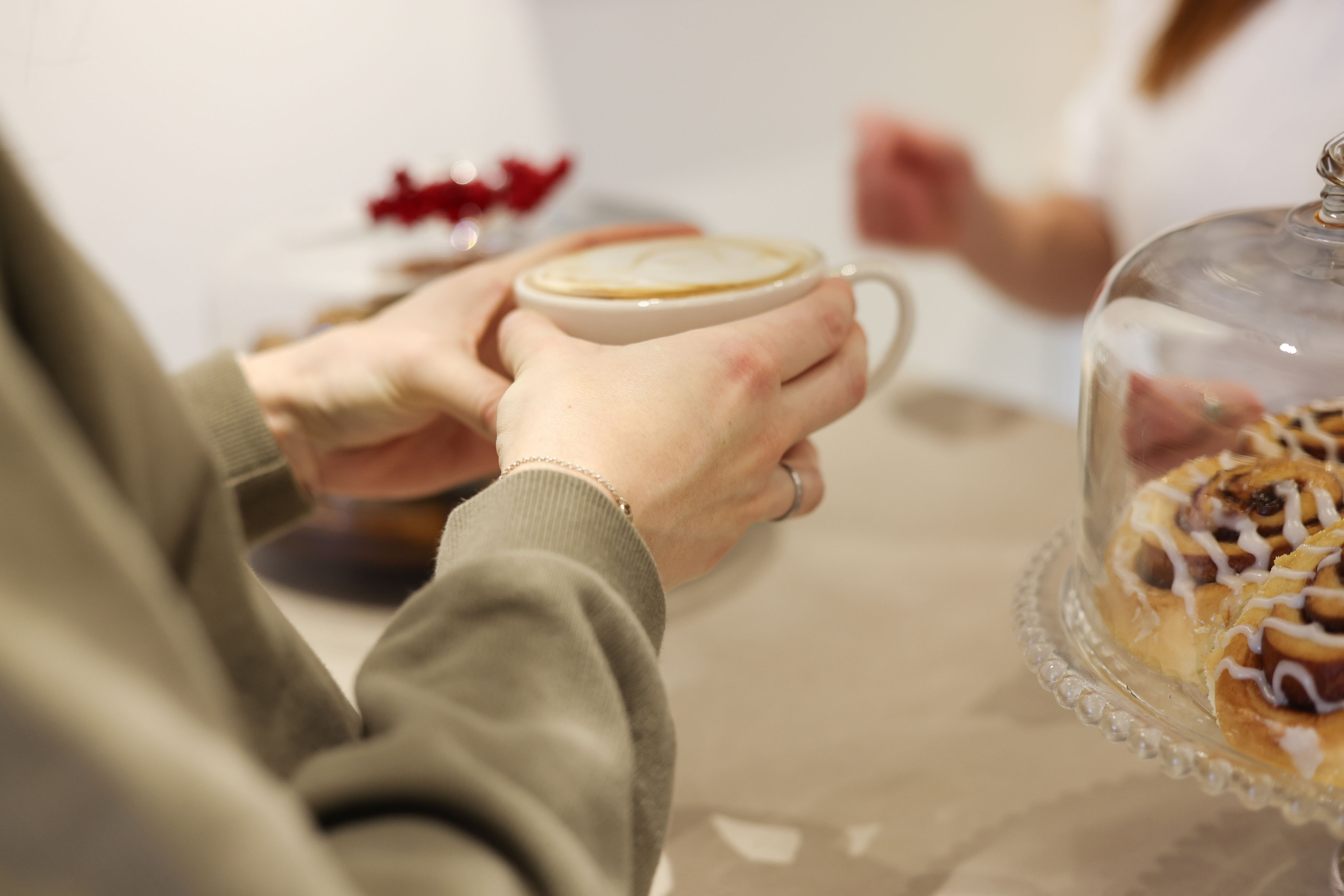 Un café latte avec des brioches